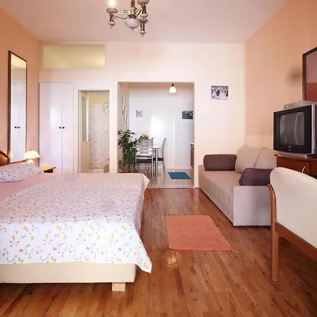 Magda- Comfort With Patio And Garden View 1 * 察夫塔特